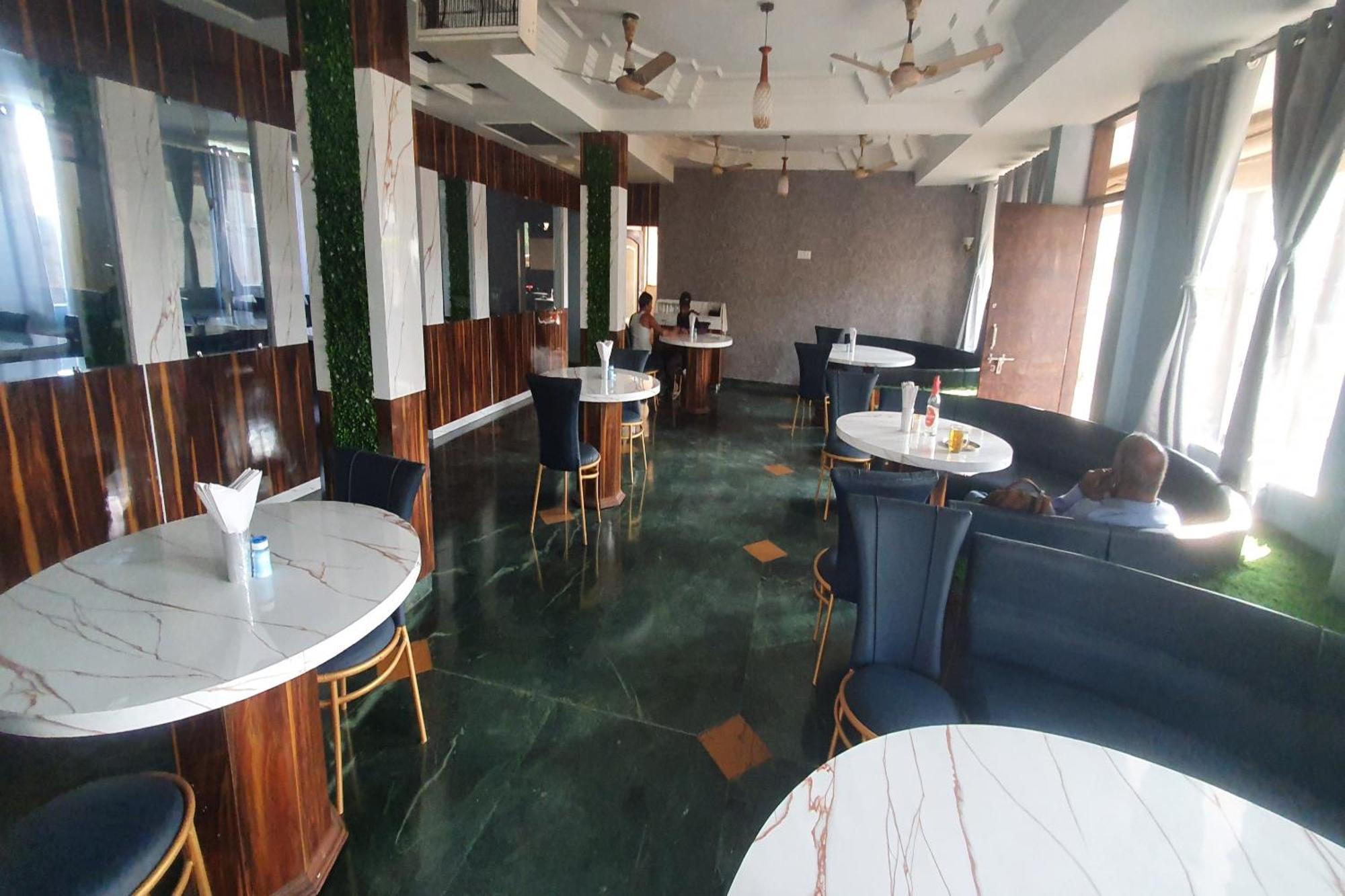 Oyo Hotel Rajshree Akolia Esterno foto